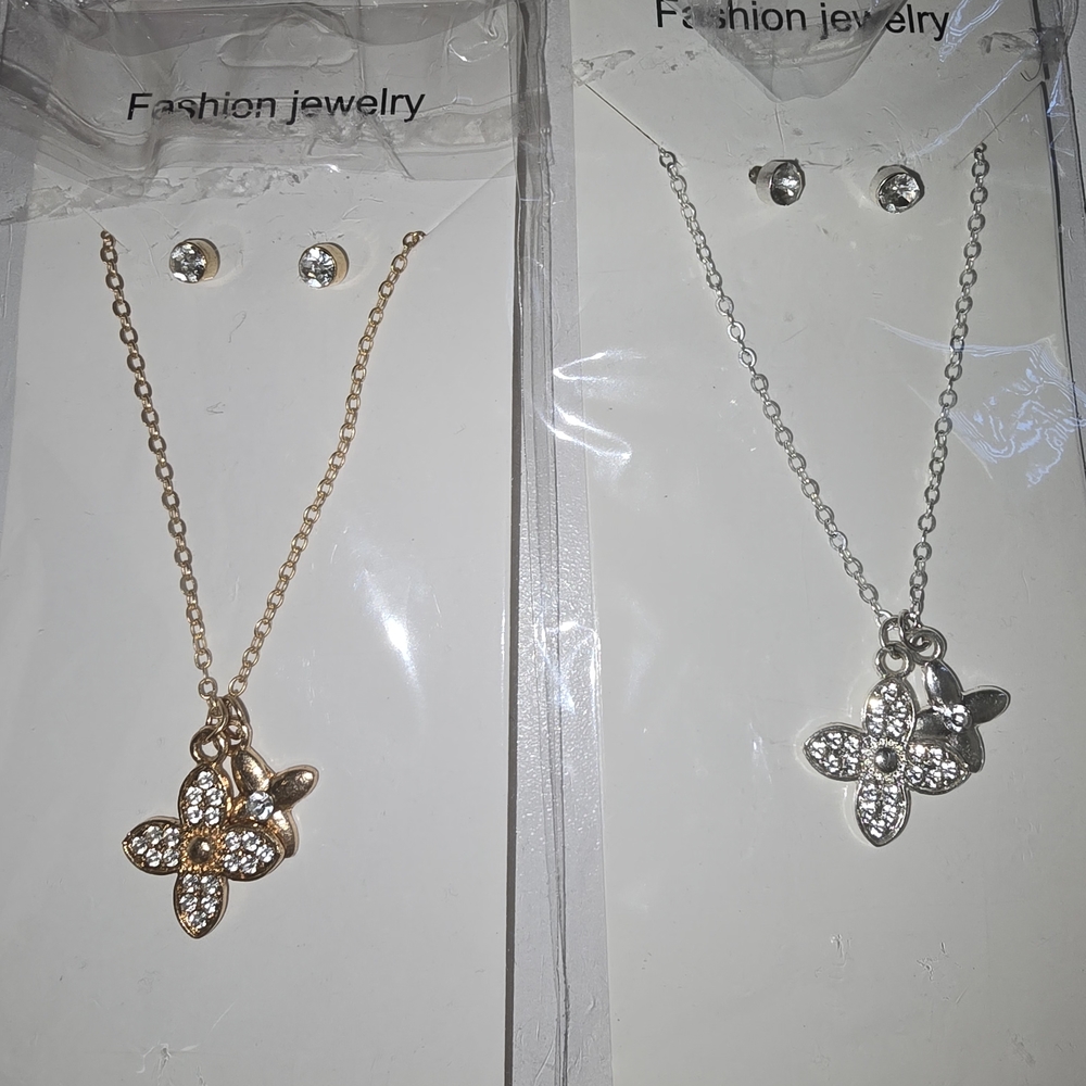 Elegant Gold and Silver Flower Pendant Necklace Set